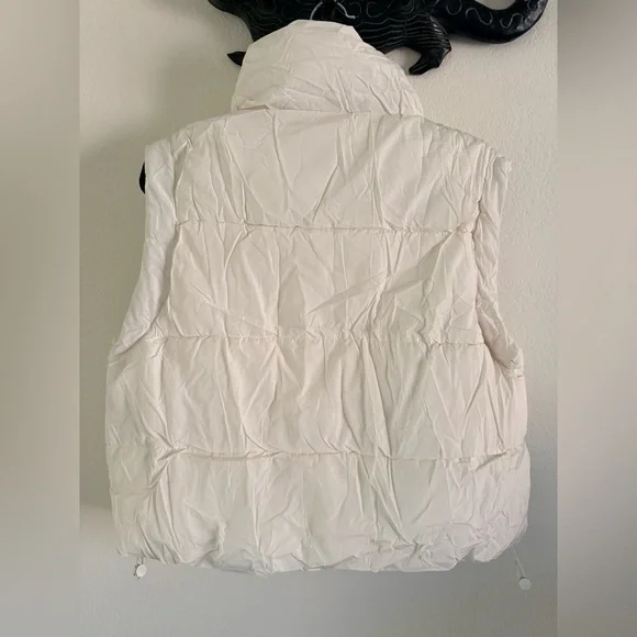 NWOT Elegant Women's Cream Quilted Vest - Picture 6 of 8